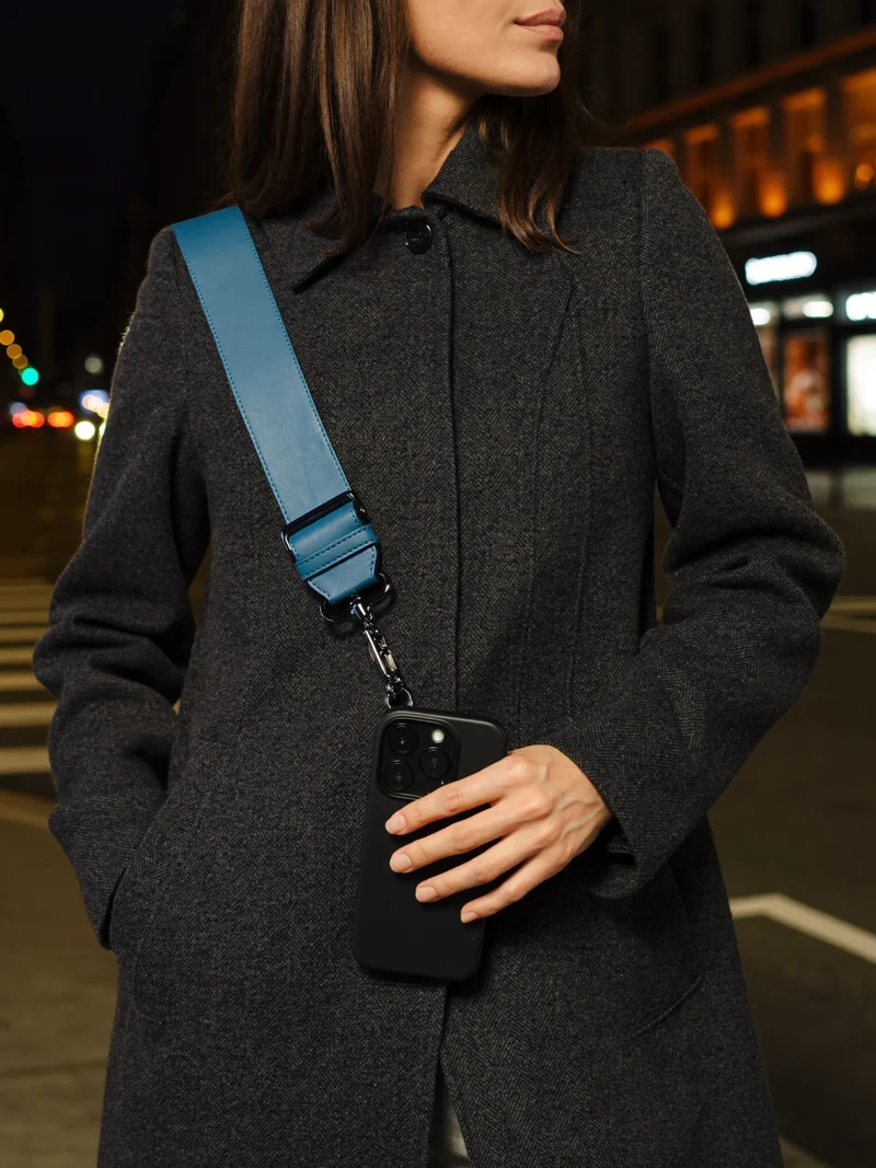 Curea crossbody cu clemă metalică, atașată la o husă